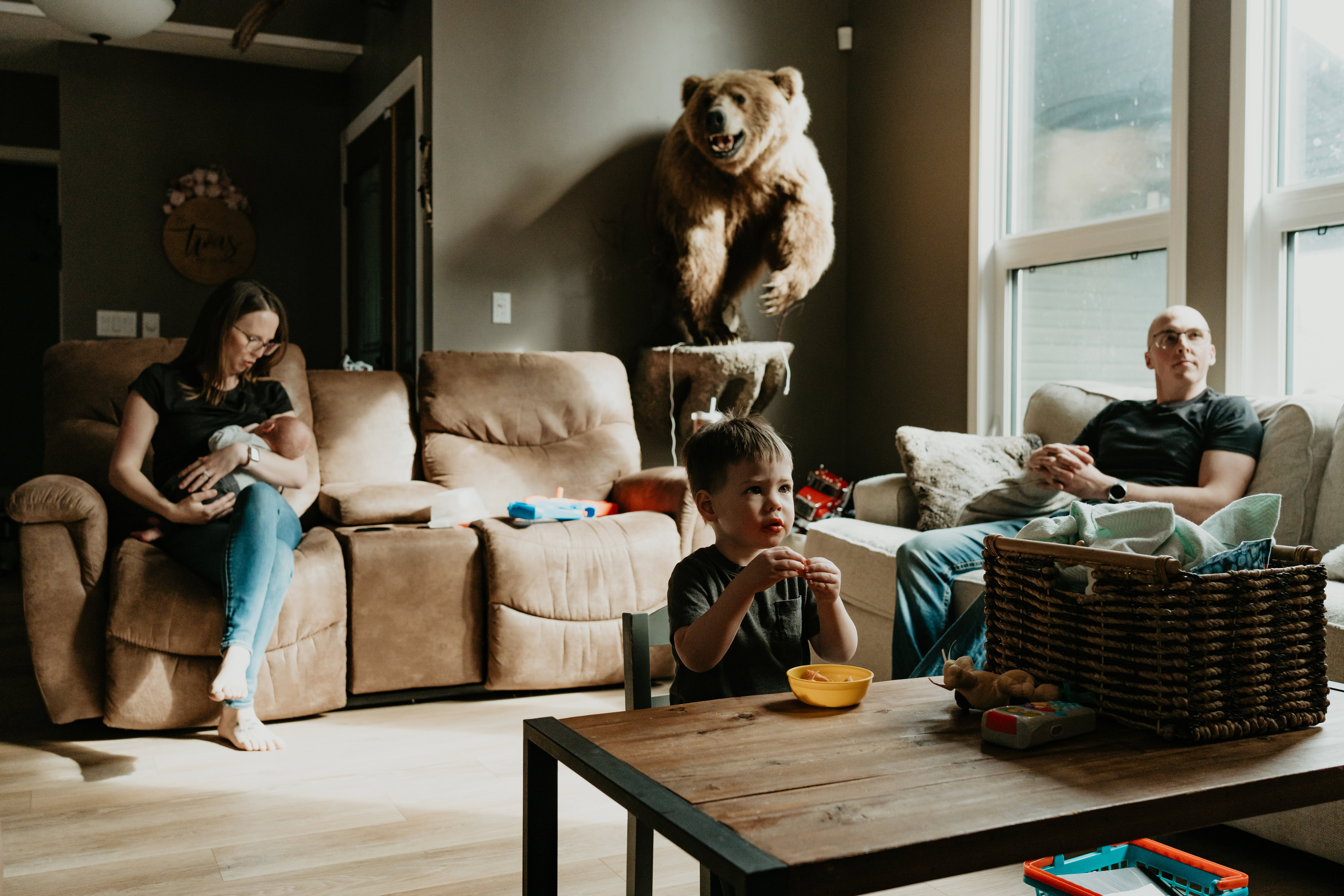 candid photo of in home lifestyle family photoshoot