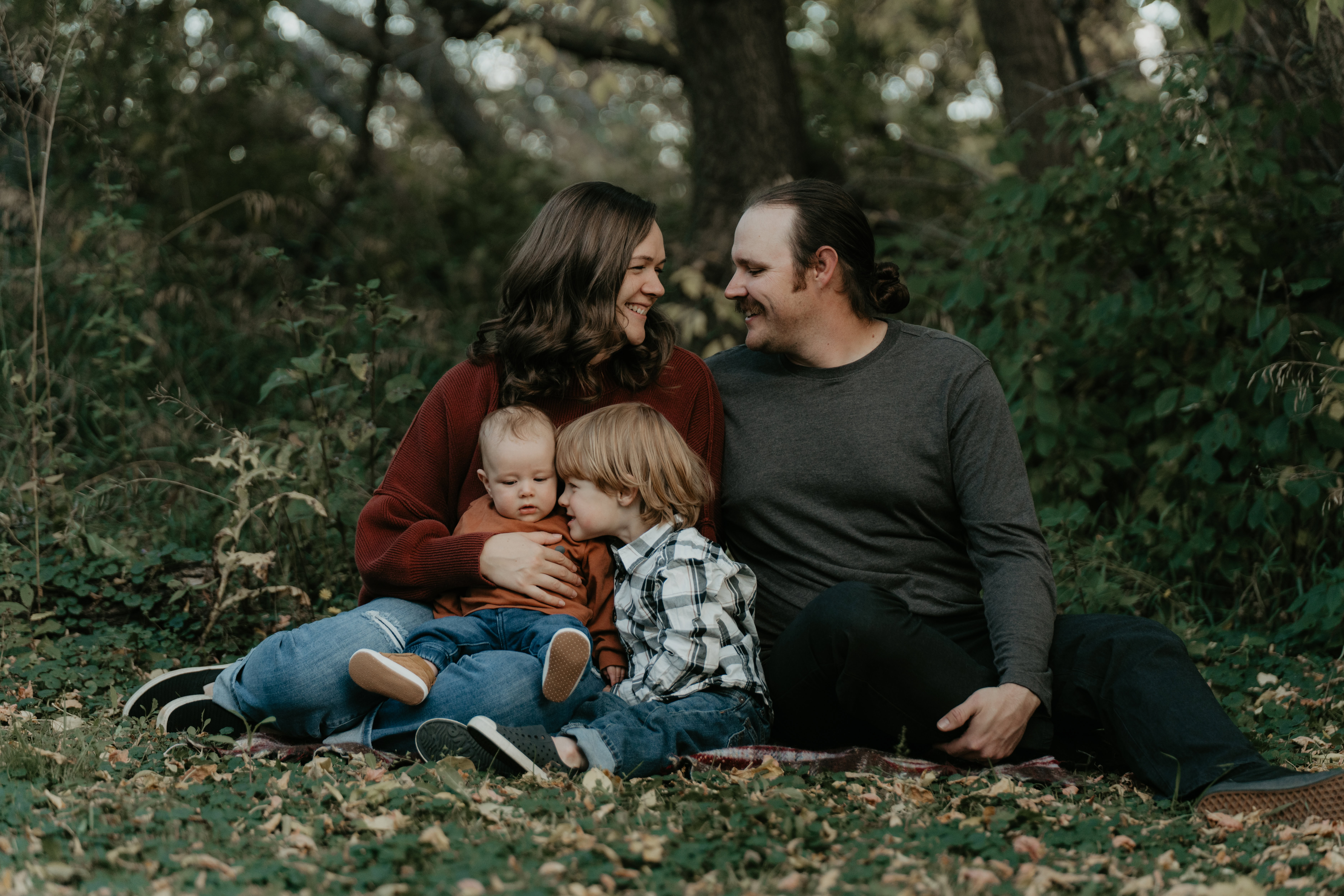 outdoor family photos in the forest